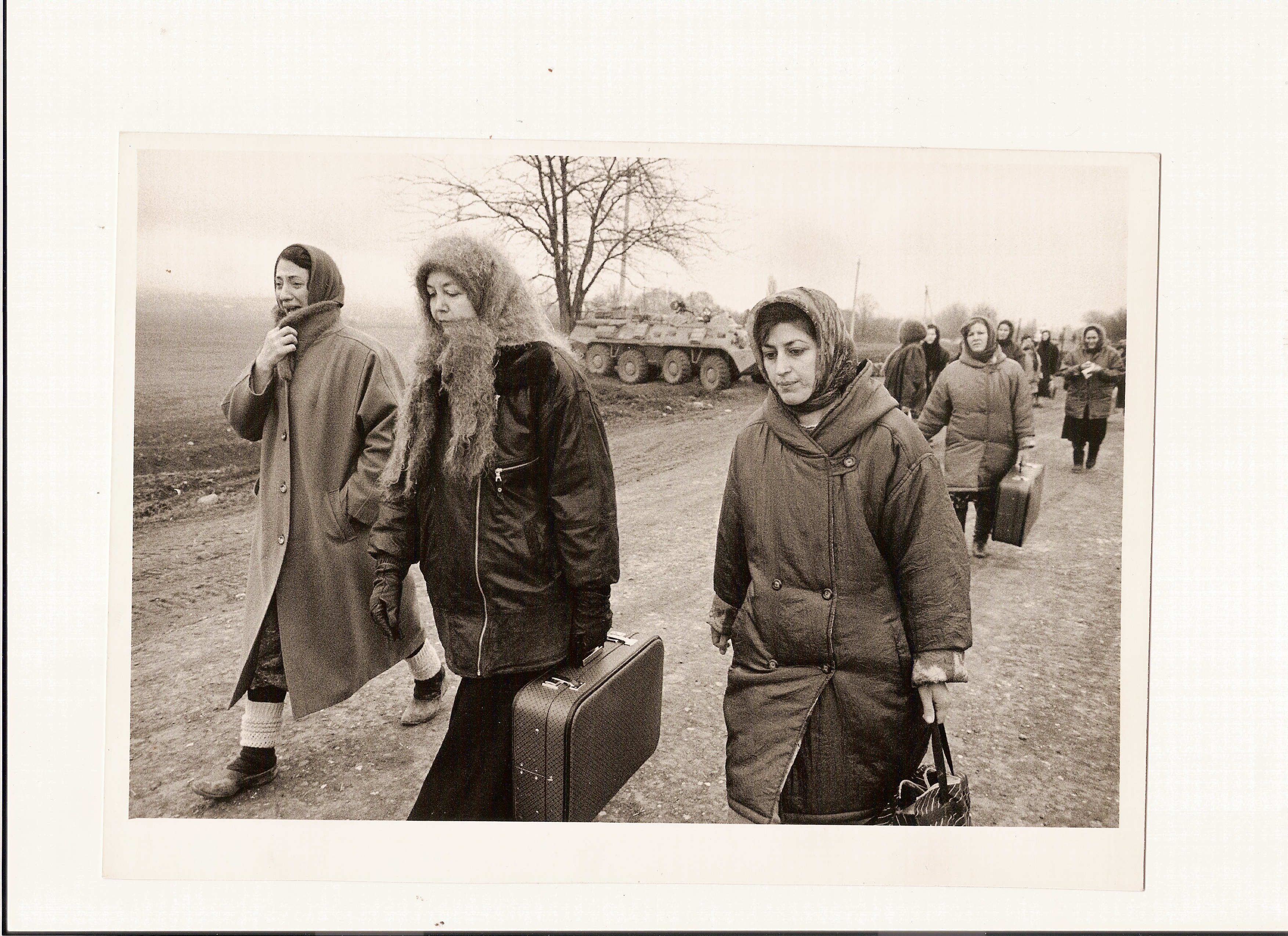 Tschetschenien 1996, Brežná (in der Mitte) mit Bäuerinnen aus dem Dorf Sernowodsk